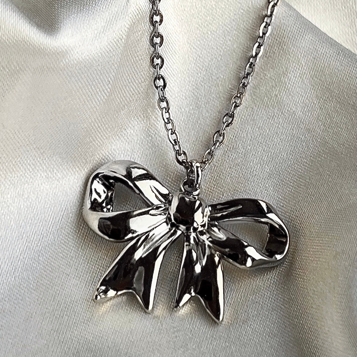 Necklace with bow pendant Silver