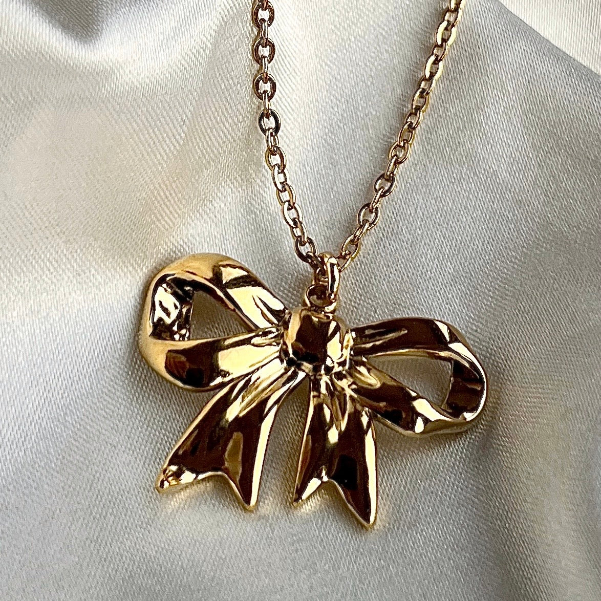 Necklace with bow pendant Gold