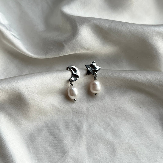Øreringe med måne, stjerne og ferskvandsperler Sølv