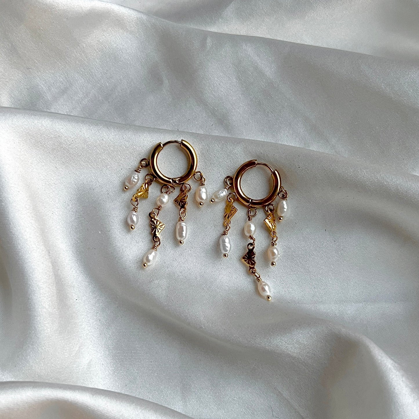 Huggie øreringe med ferskvandsperler og hjerter Guld