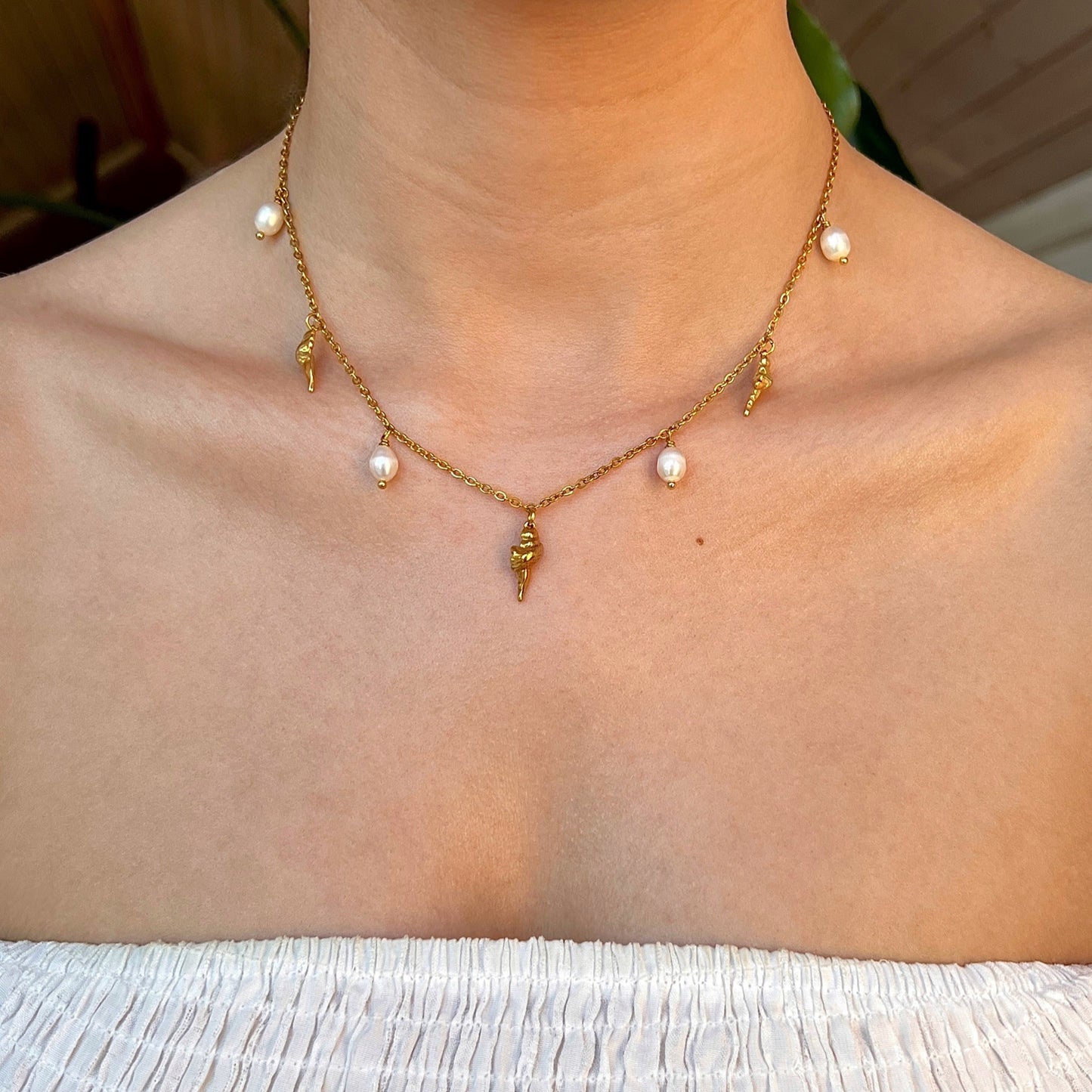 Necklace with seashells and freshwater pearls Gold