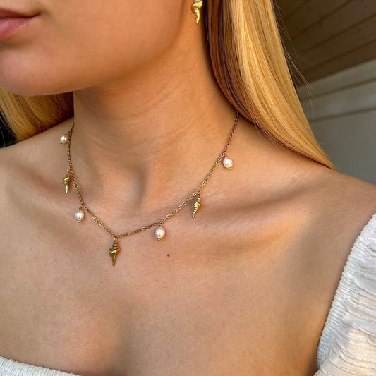 Halskæde med konkylier og ferskvandsperler Guld