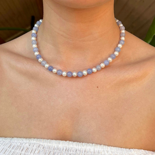Halskæde med ferskvandsperler og blå jade Sølv