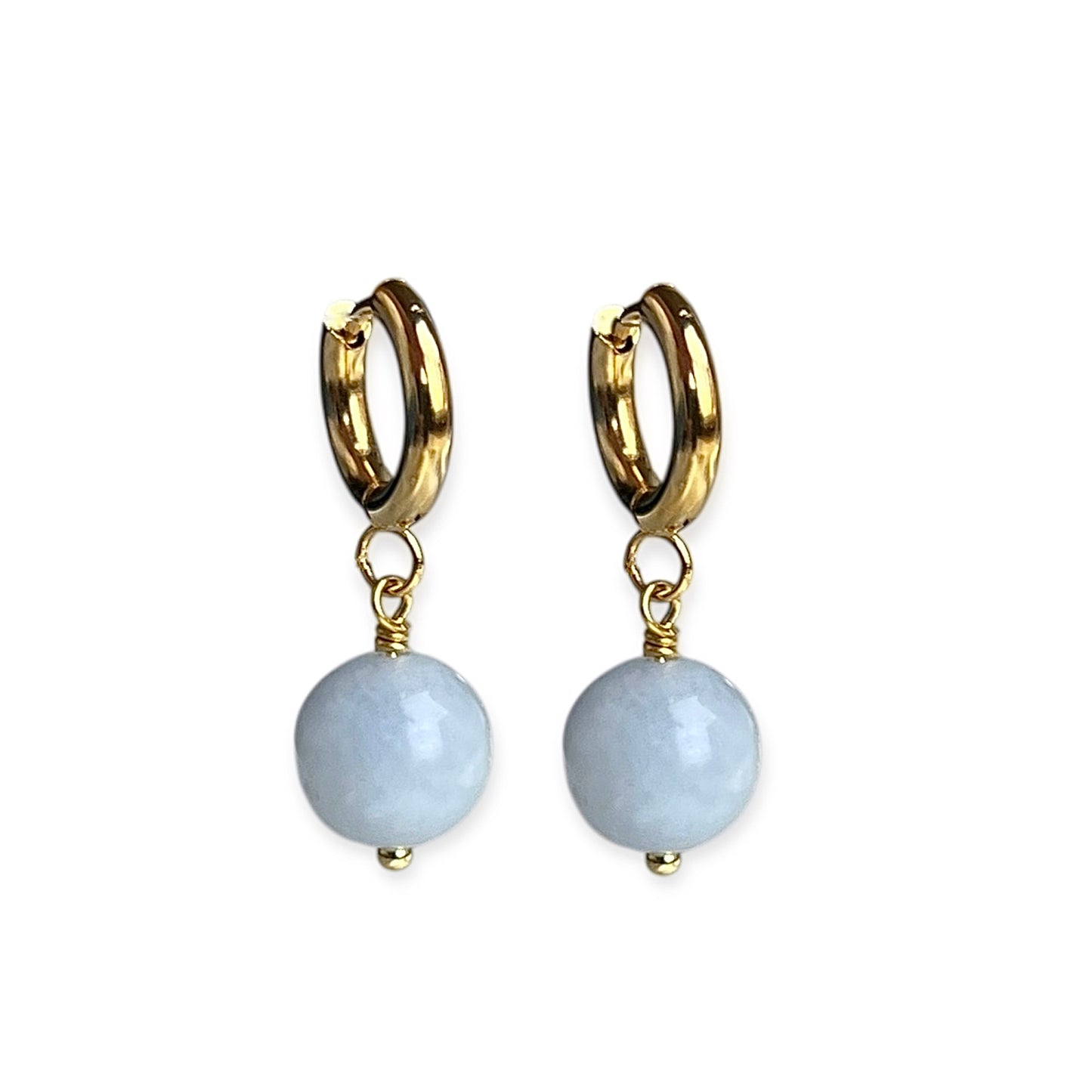 Huggie øreringe med blå jade perler Guld