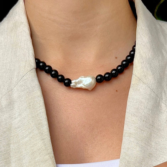 Halskæde med barok ferskvandsperle Sort Sølv