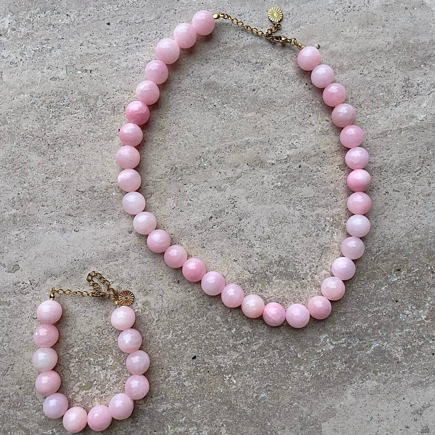 Armbånd med lyserøde jade perler Guld