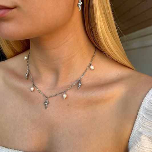 Halskæde med konkylier og ferskvandsperler Sølv