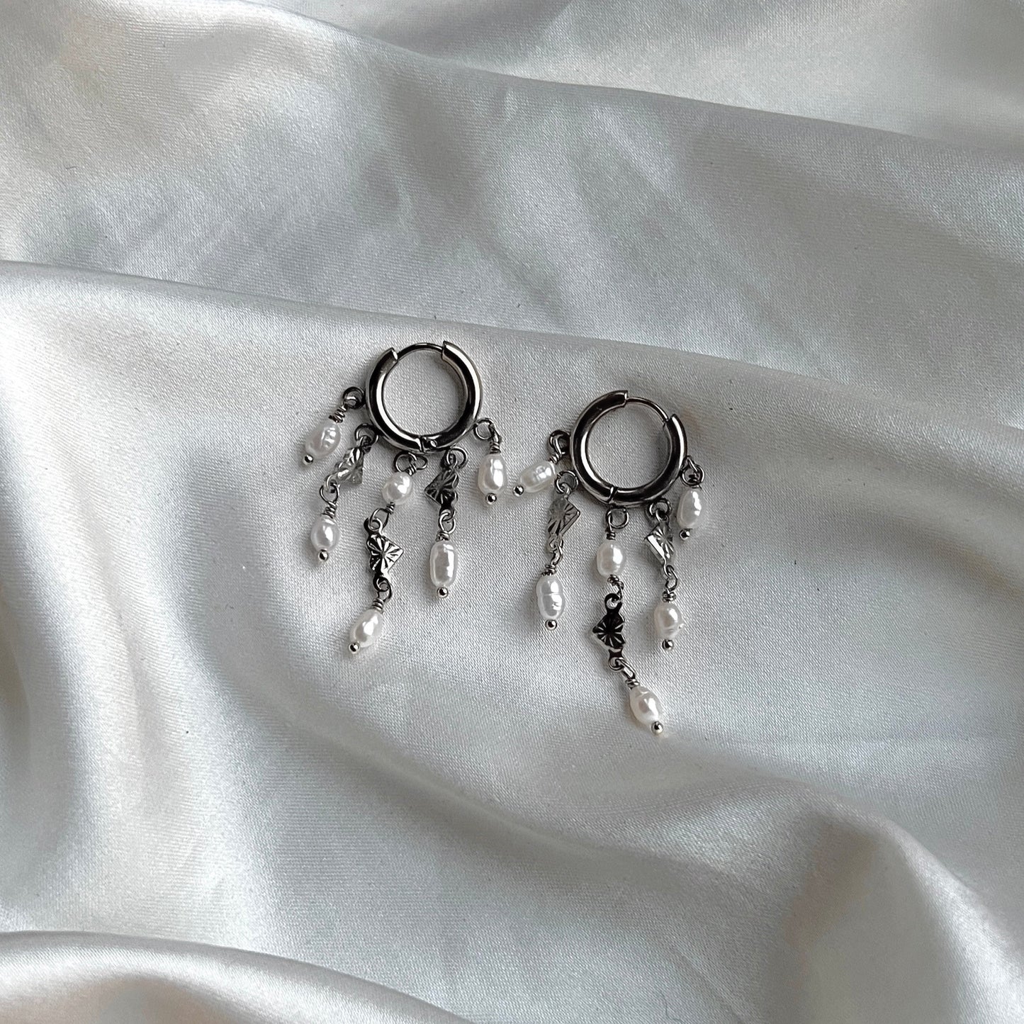 Huggie øreringe med ferskvandsperler og hjerter Sølv