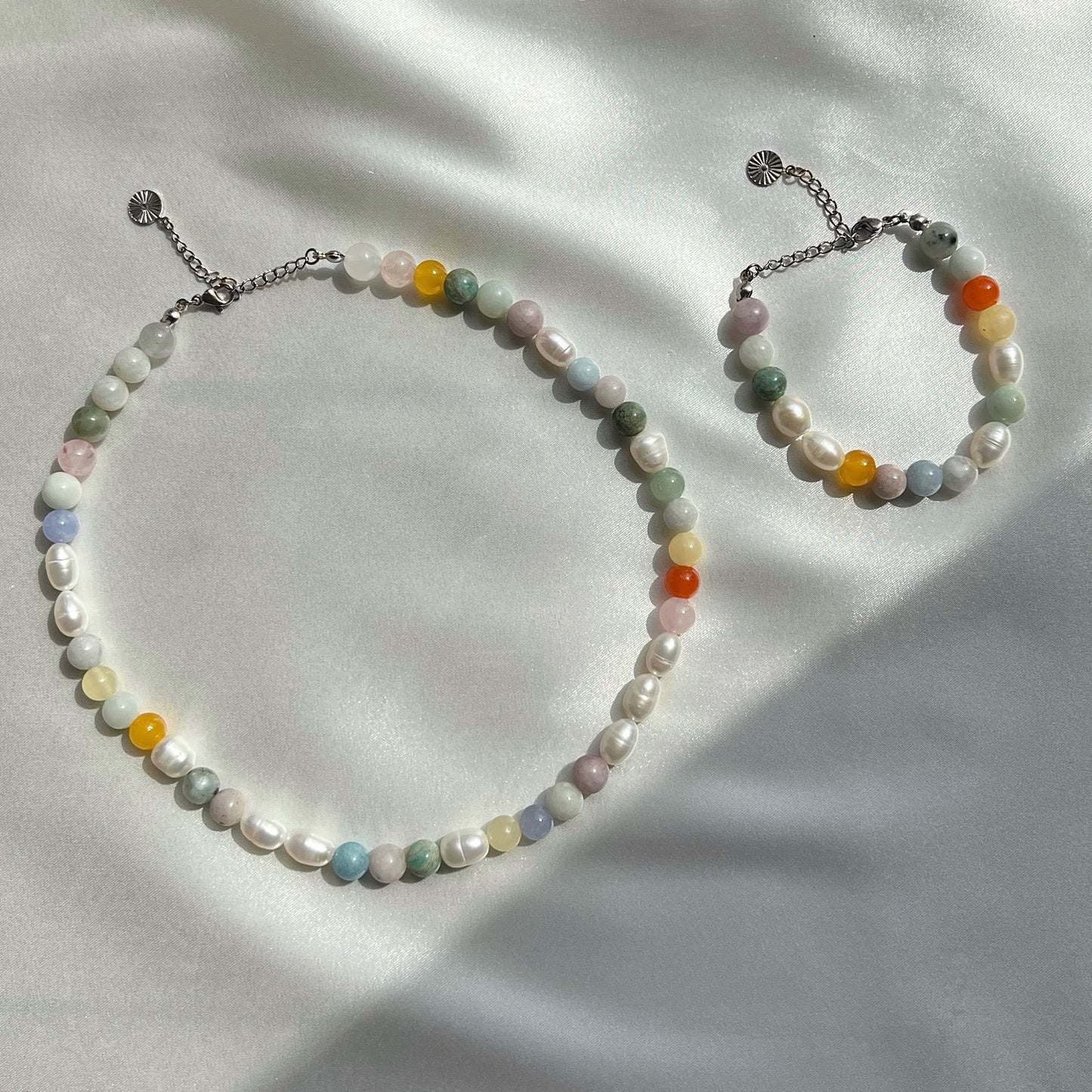 Halskæde med ferskvandsperler og stenperler Sølv