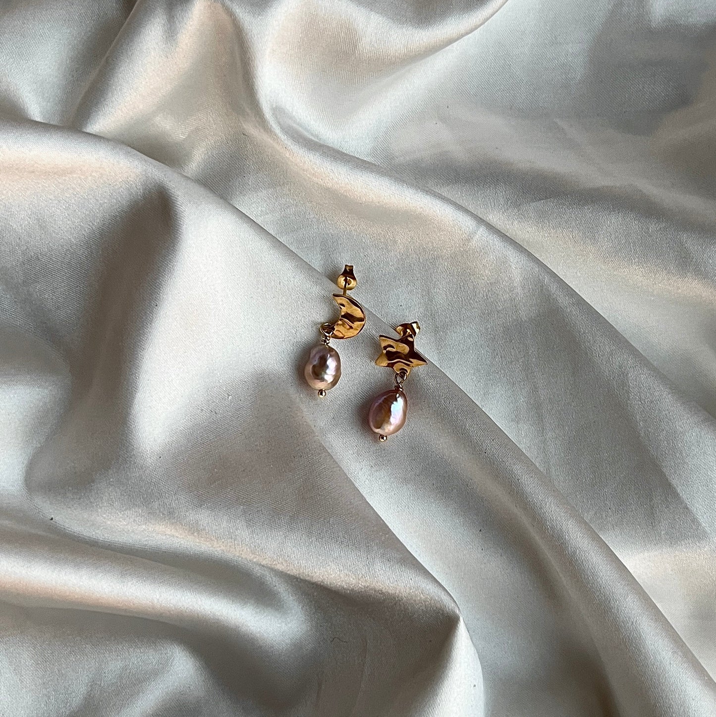 Øreringe med måne, stjerne og rosa ferskvandsperler Guld