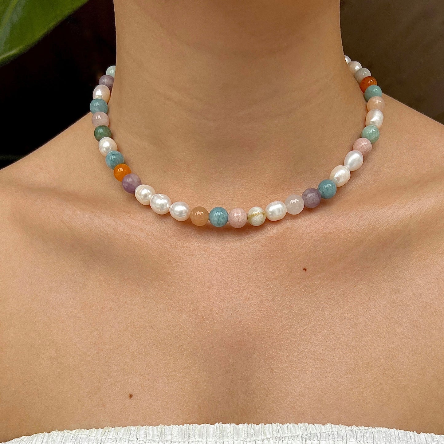 Halskæde med ferskvandsperler og stenperler Sølv