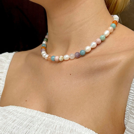 Halskæde med ferskvandsperler og stenperler Sølv