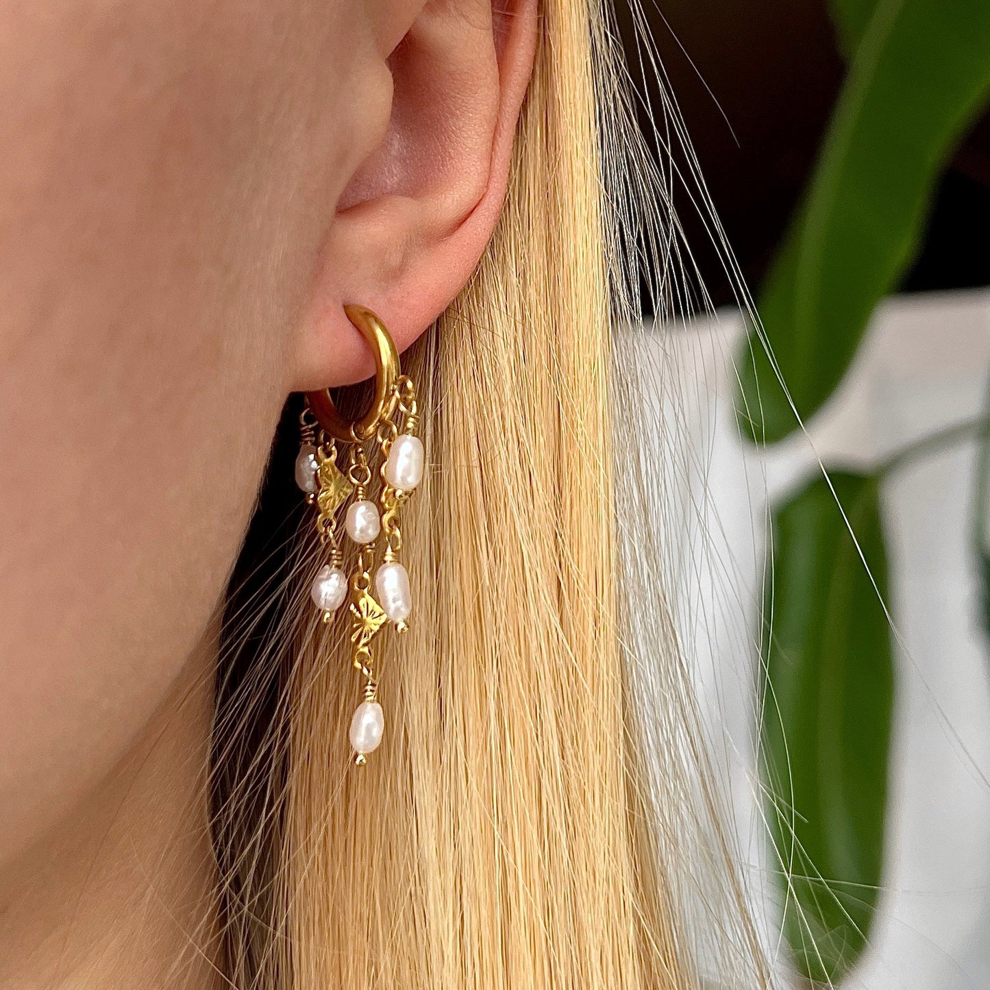 Huggie øreringe med ferskvandsperler og hjerter Guld