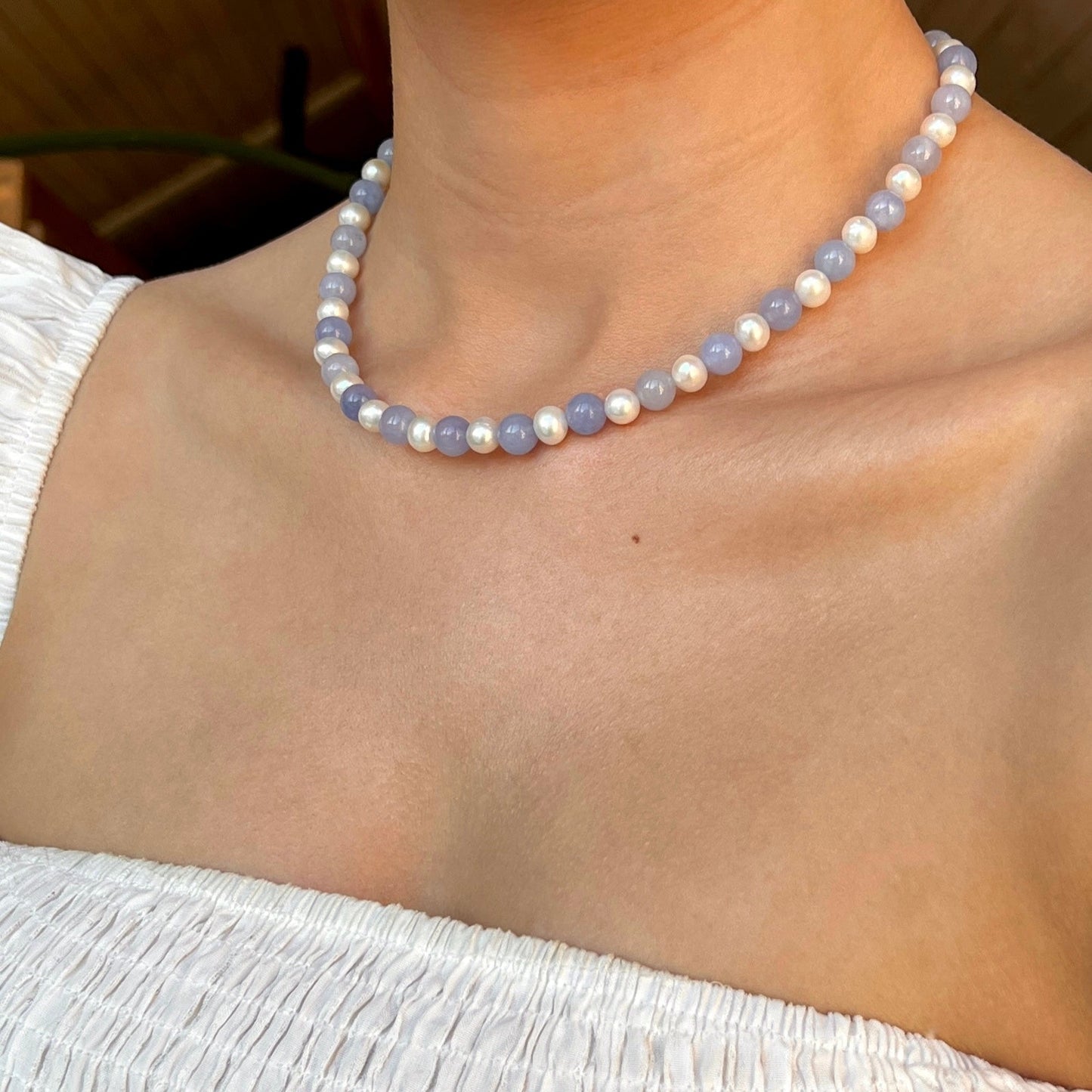 Halskæde med ferskvandsperler og blå jade Guld