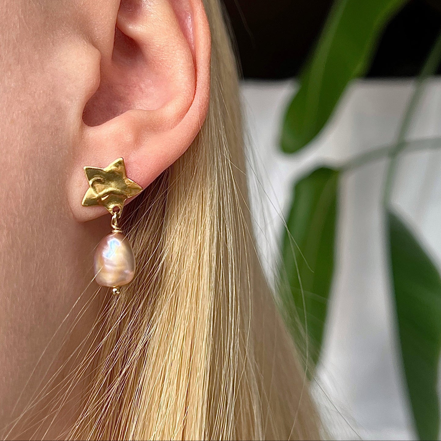 Øreringe med måne, stjerne og rosa ferskvandsperler Guld