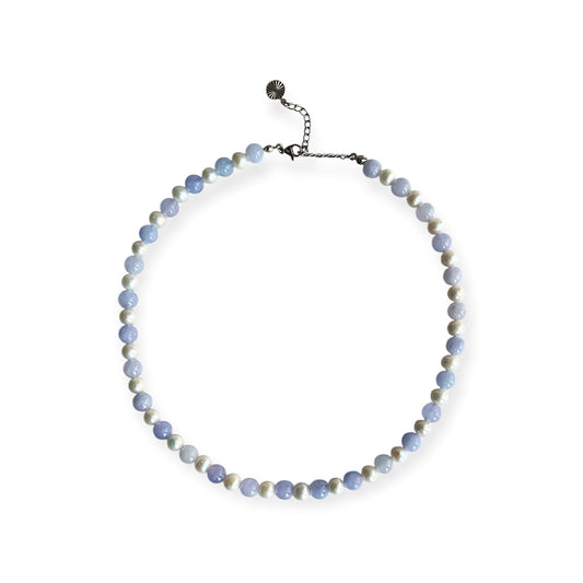 Halskæde med ferskvandsperler og blå jade Sølv