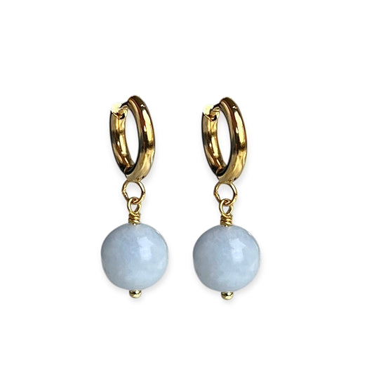 Huggie øreringe med blå jade perler Guld