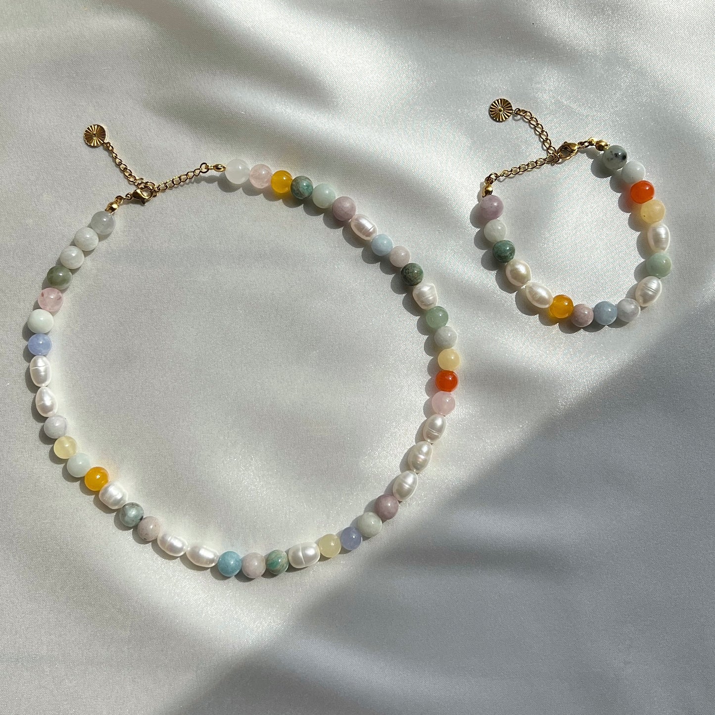 Armbånd med ferskvandsperler og stenperler Guld