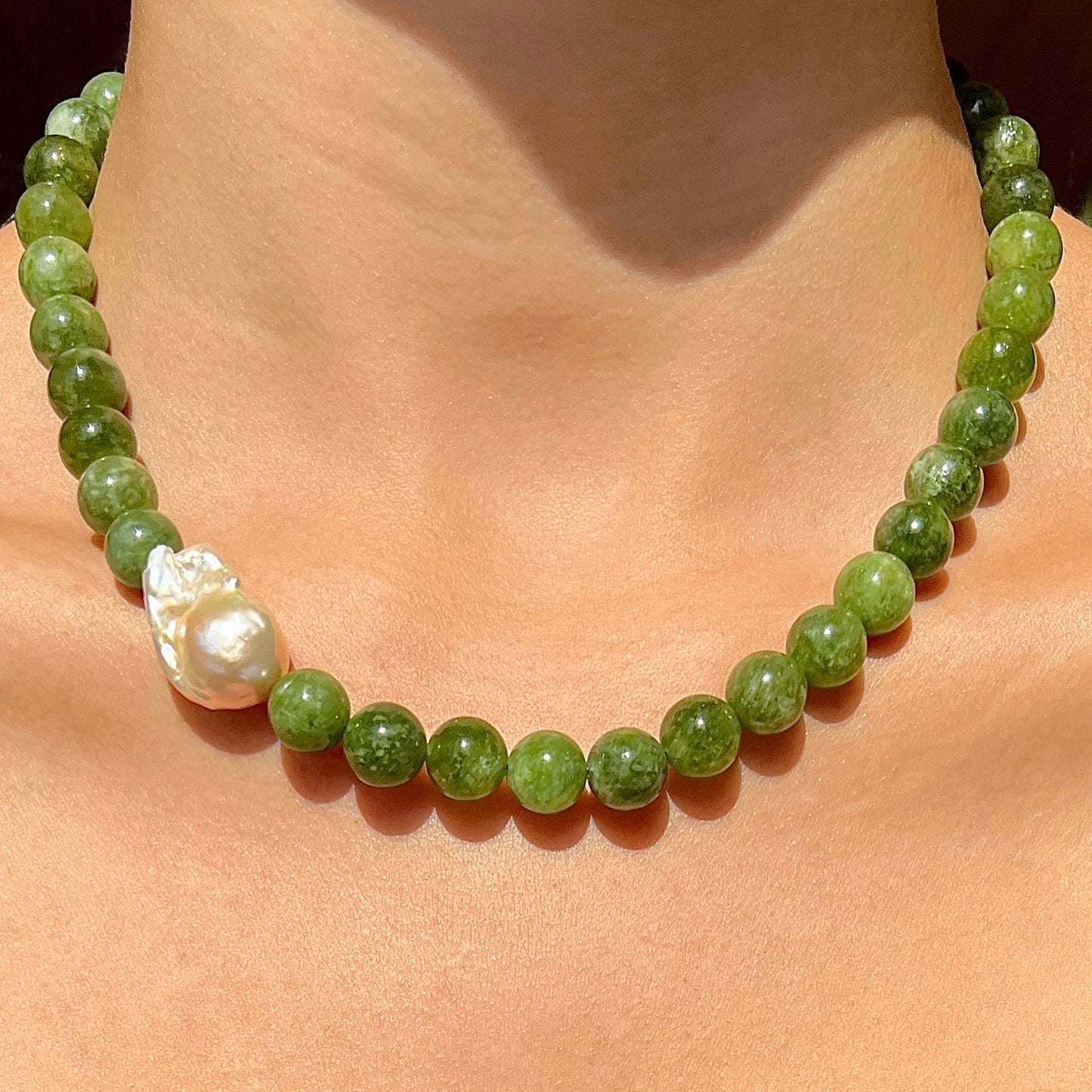 Halskæde med barok ferskvandsperle Grøn Sølv