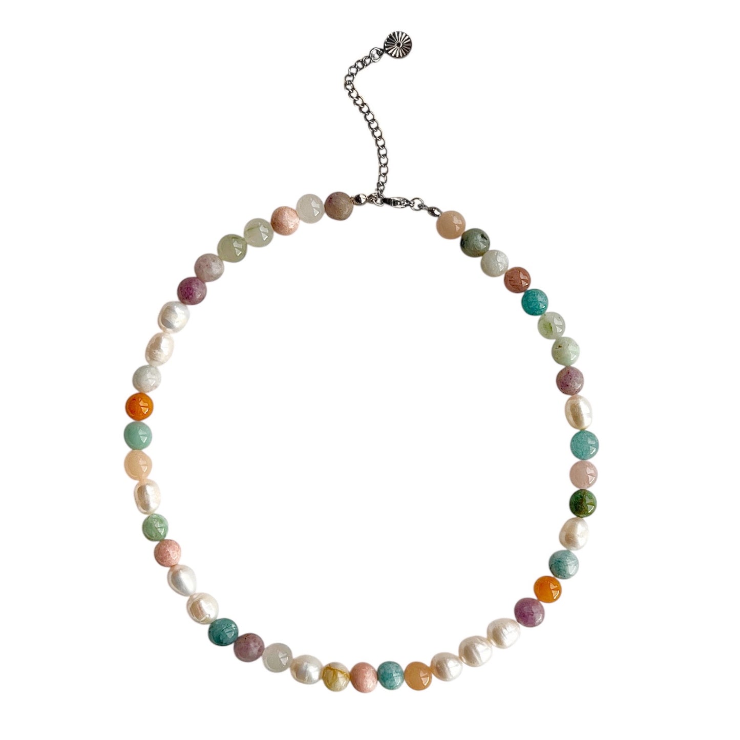 Halskæde med ferskvandsperler og stenperler Sølv