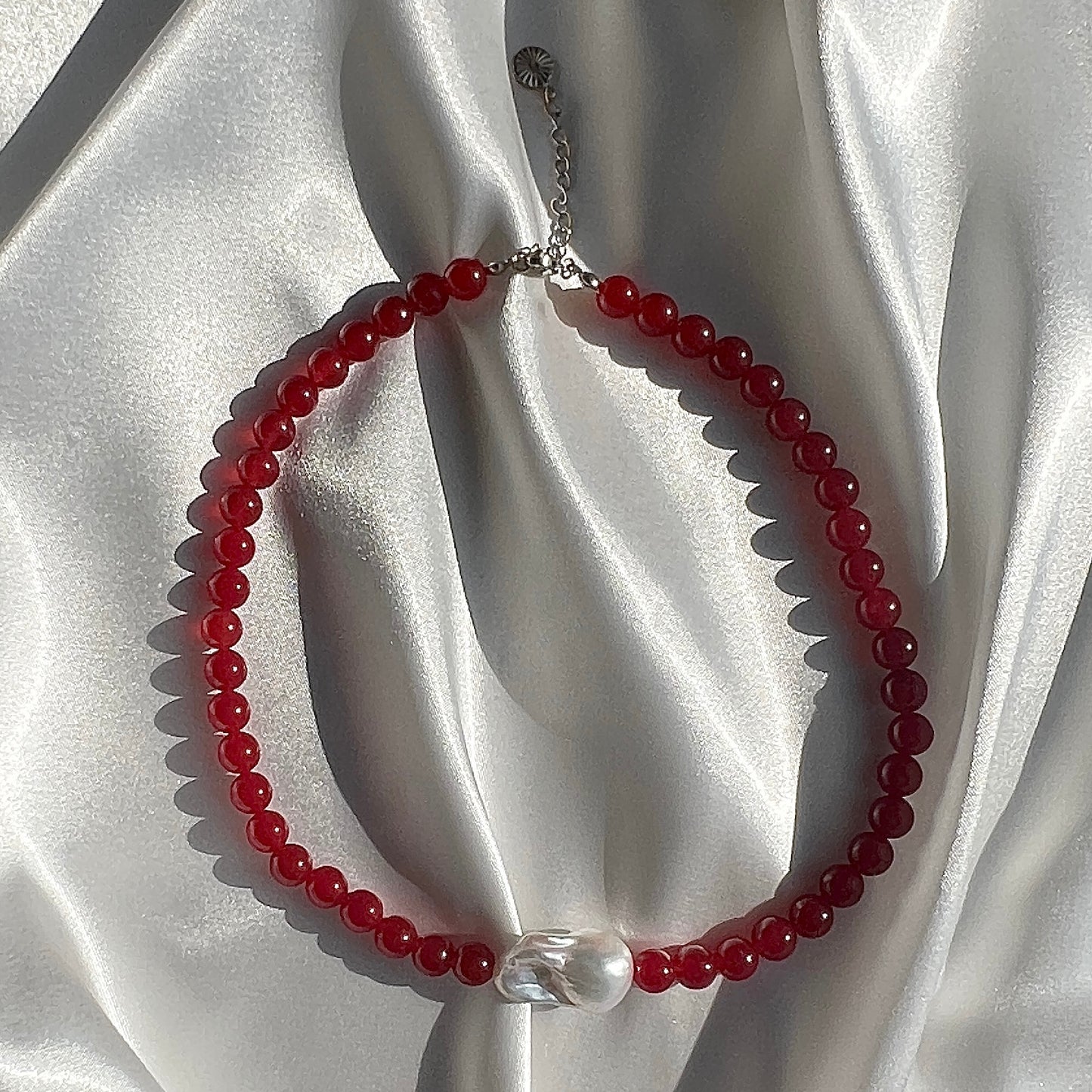 Halskæde med barok ferskvandsperle Rød Sølv