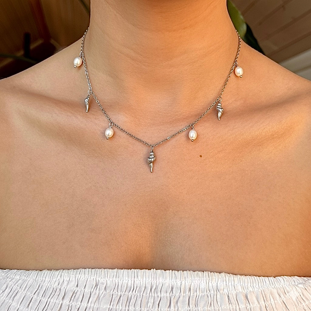 Halskæde med konkylier og ferskvandsperler Sølv