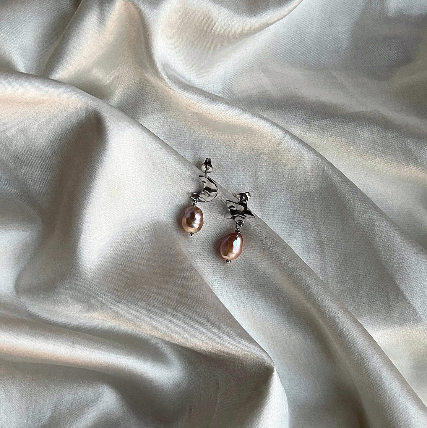 Øreringe med måne, stjerne og rosa ferskvandsperler Sølv