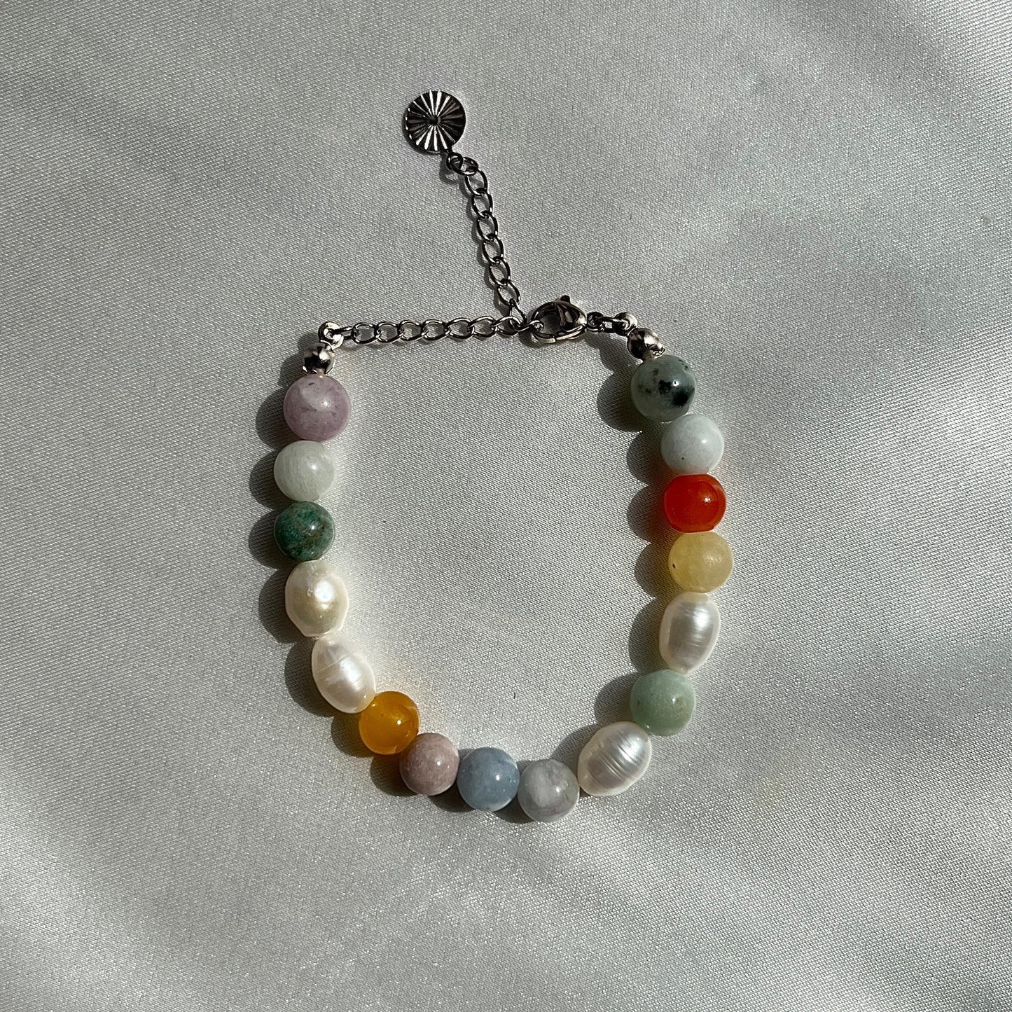 Armbånd med ferskvandsperler og stenperler Sølv