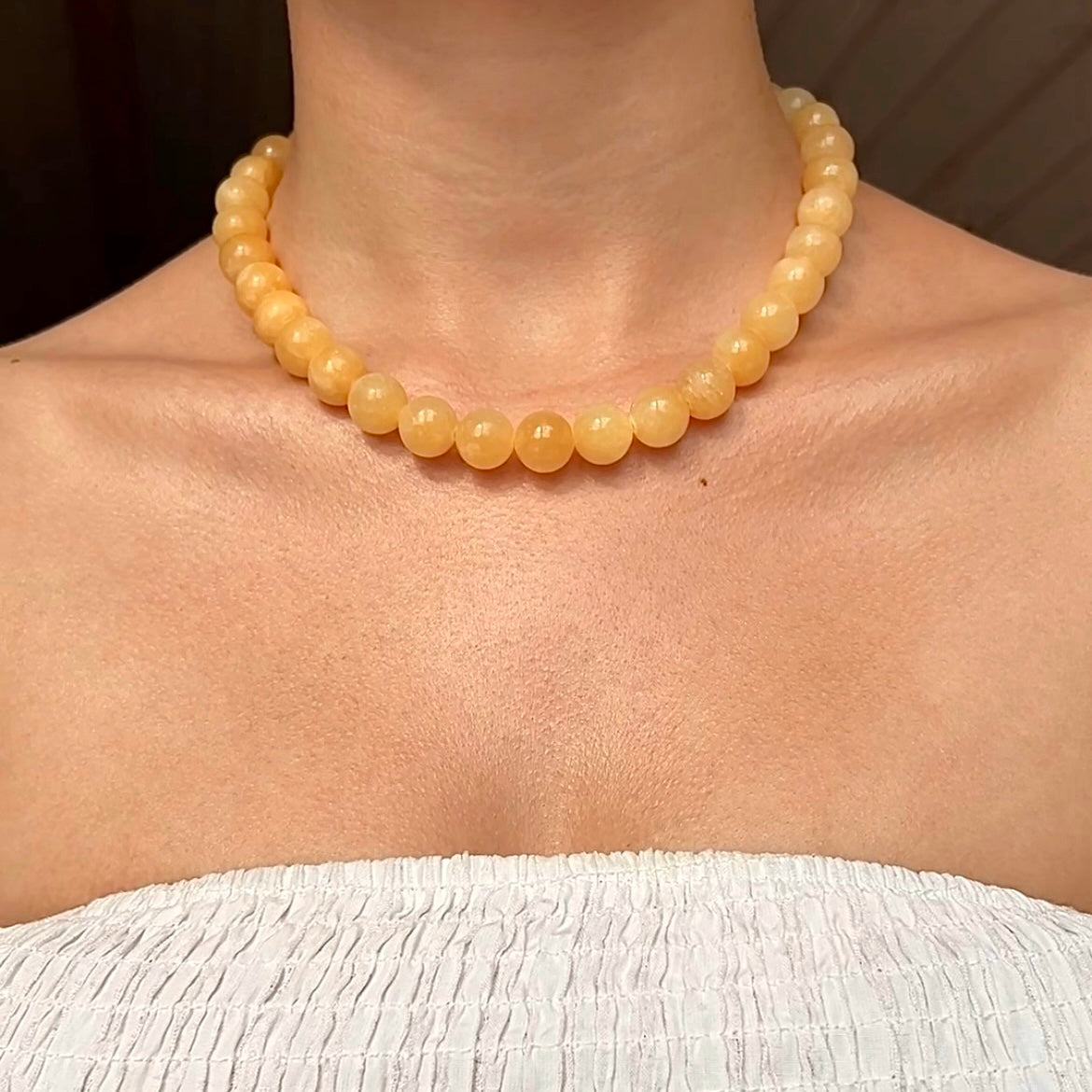 Halskæde med 12mm jade perler Butter Yellow Guld