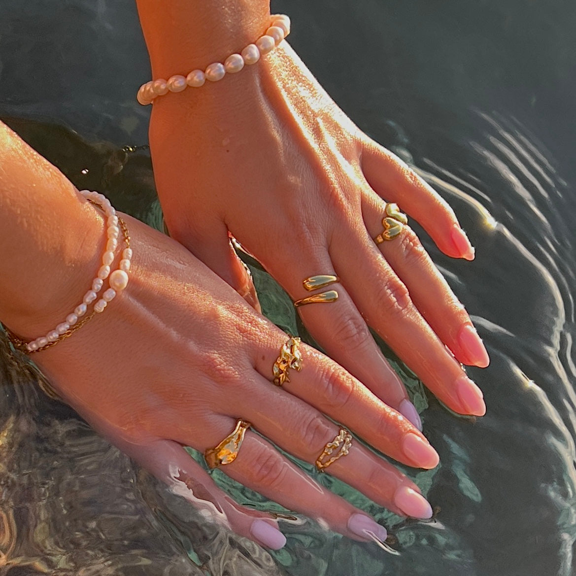 Armbånd med små ferskvandsperler Guld